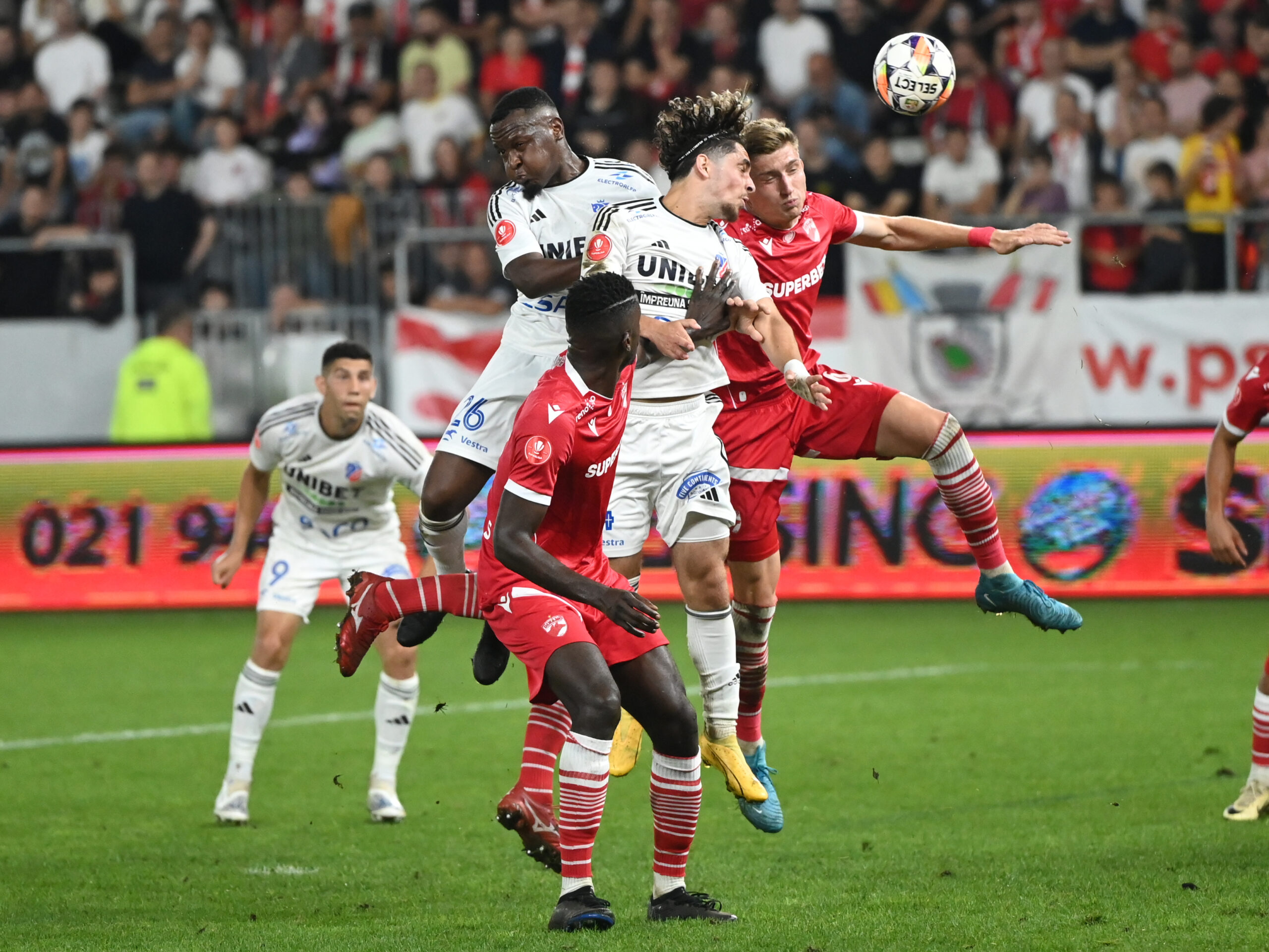 Încă o problemă pentru Dinamo! Un titular s a accidentat și este incert pentru meciul cu Farul
