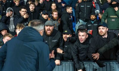 După FCSB, potopul! Criză la Feyenoord, iar fanii l au băgat în ședință pe Van Persie direct pe teren