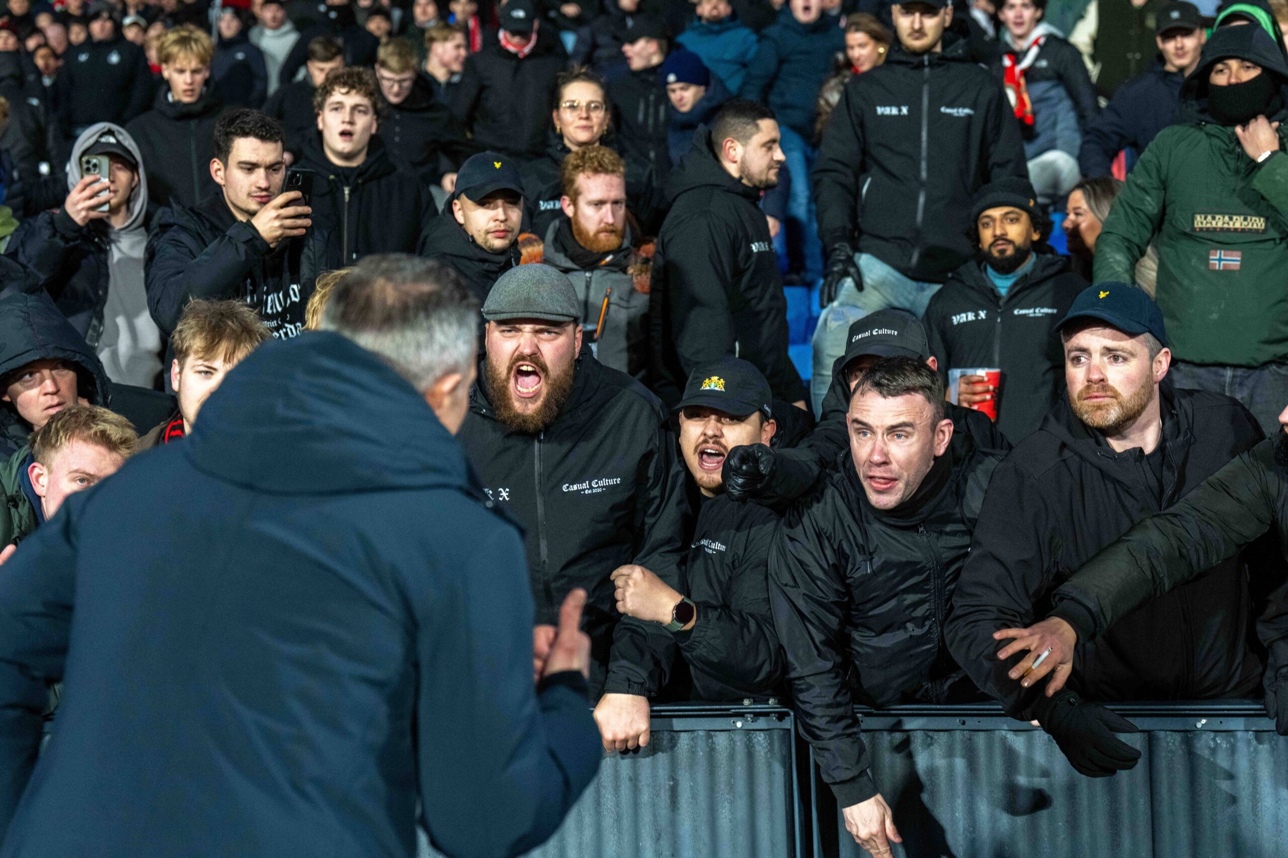 După FCSB, potopul! Criză la Feyenoord, iar fanii l au băgat în ședință pe Van Persie direct pe teren