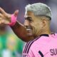 La 38 de ani, Luis Suarez semnează