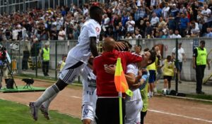 “E ruşinos!” Jucătorii revelaţiei din Liga 1 au răbufnit: “Ne plouă în vestiar”