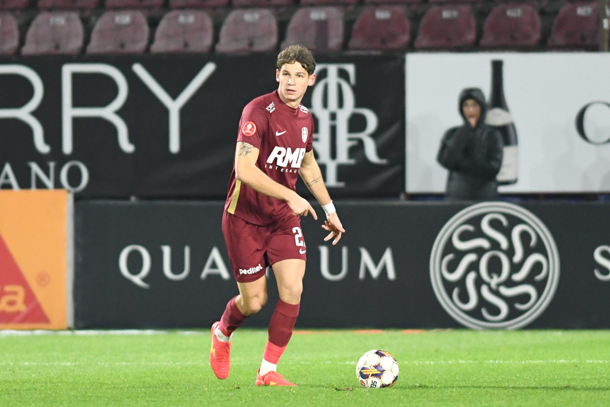 Fundașul de la CFR pentru care ”Dinamo a oferit bani de țigări” este gata să plece în Emirate