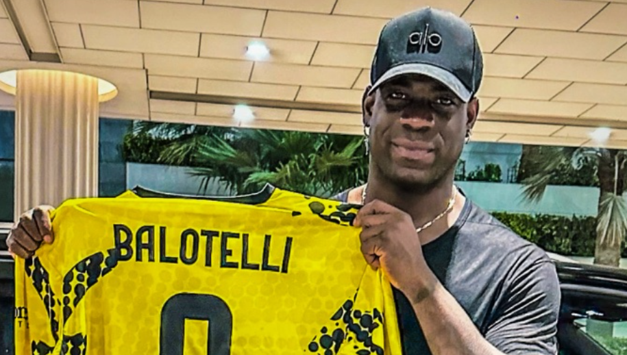 Mario Balotelli a semnat