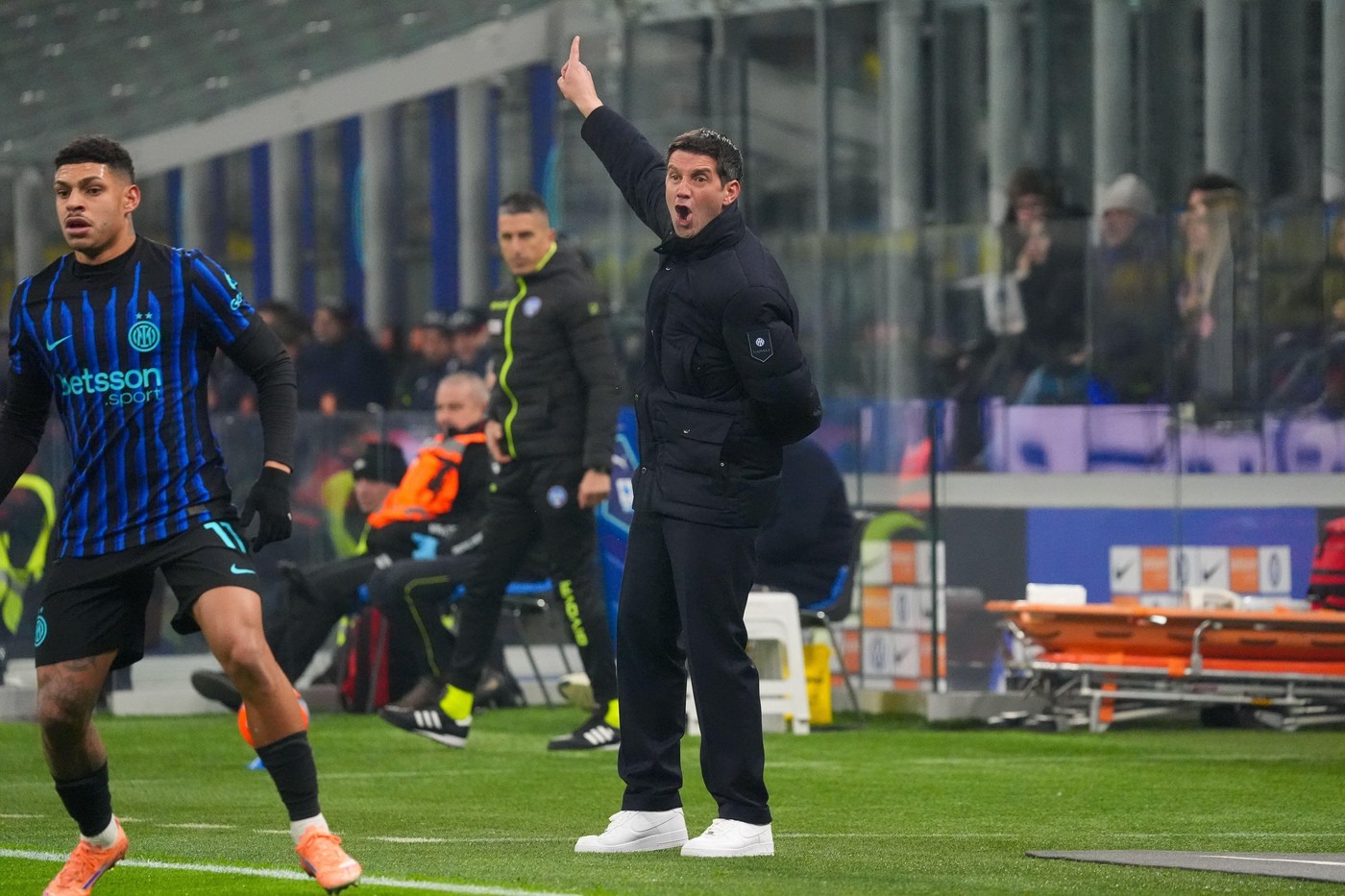 Presa din Italia nu s a ferit de cuvinte mari despre Cristi Chivu, după Inter Bologna 3