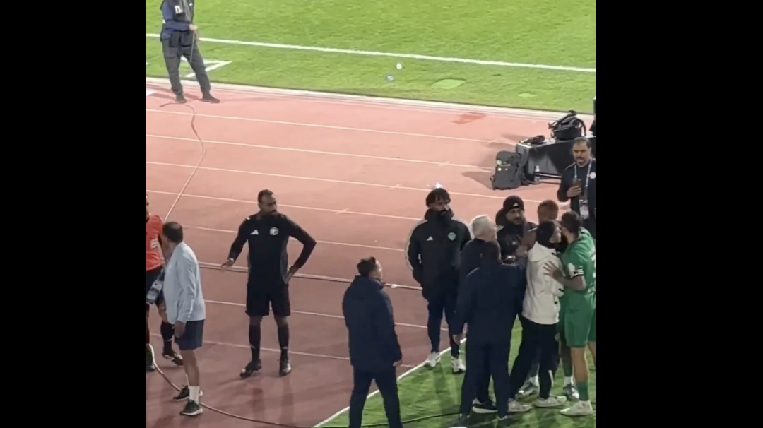 Primul meci, primul conflict: Șumudică, scandal cu starul de 42 de milioane €! Un jucător a fugit să i despartă