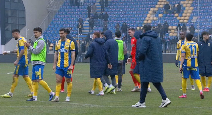 Scandal la finalul meciului Petrolul Farul! Fanii nu au mai rezistat: "Jucători de serie B"