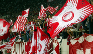 Suporterii lui Olympiacos, mesaj în memoria fanilor lui PAOK care au murit în România: “Zburați sus, vulturilor”