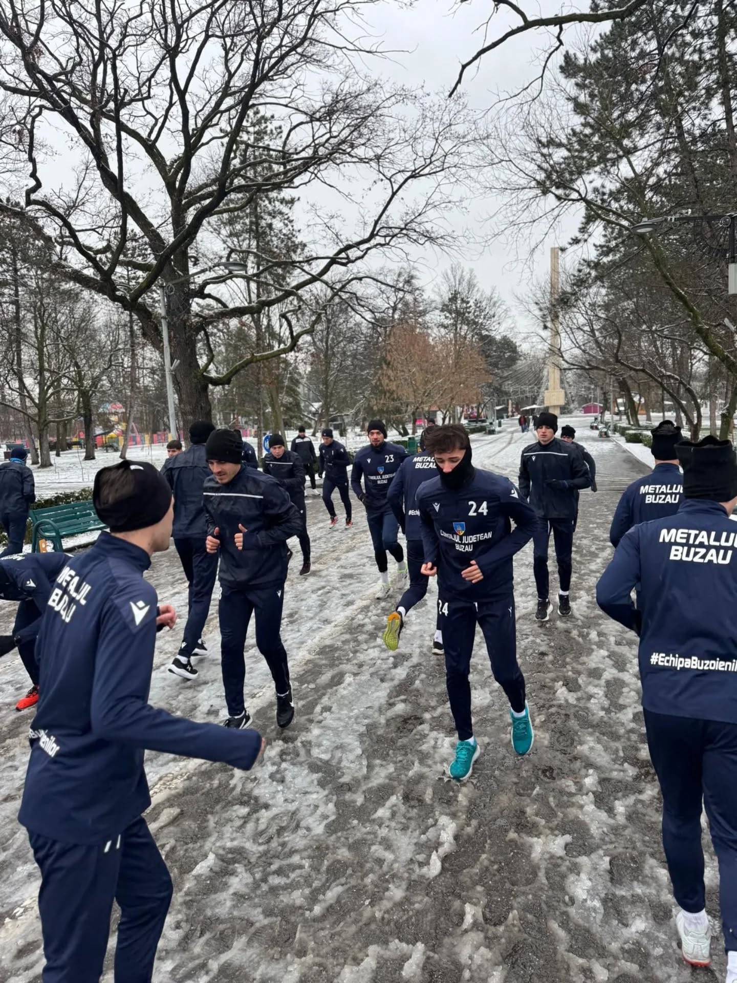 Un club din România face pregătirea de iarnă în parc! Imagini inedite