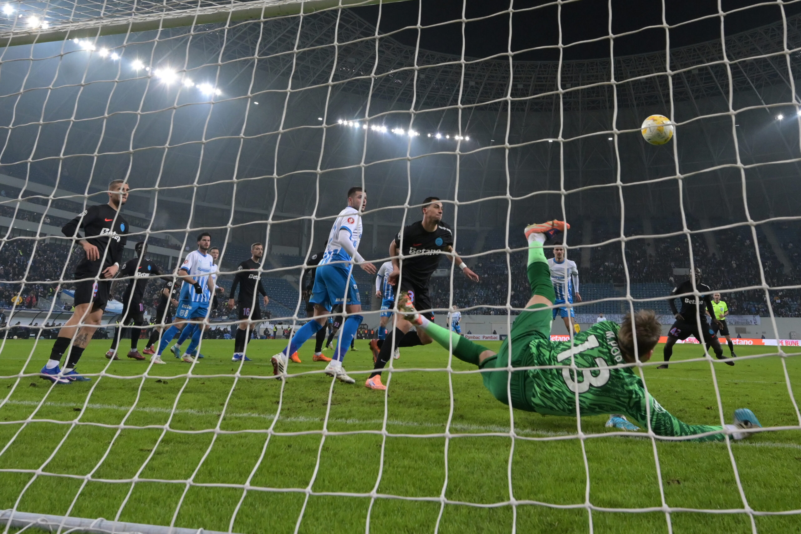 Cine va arbitra Universitatea Craiova FCSB