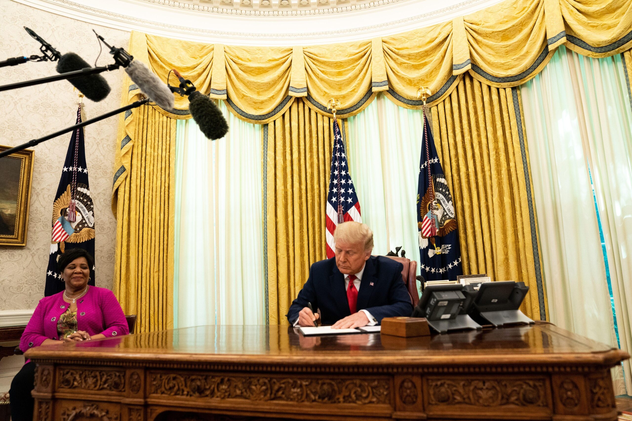 De nicăieri: Donald Trump a acordat CINCI grațieri prezidențiale! Unul dintre cei vizați a murit în urmă cu 8 ani