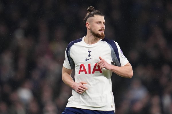 Drăgușin a jucat o oră în eșecul lui Spurs cu Manchester United! Cum s a descurcat românul, trimis în teren după eliminarea căpitanului Romero