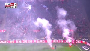 Fanii lui Braga au oprit meciul cu Guimaraes cu torţe şi artificii! Scene incredibile în Liga Portugal