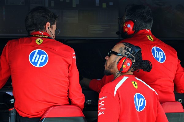 Hamilton, Ferrari și vocea de la radio