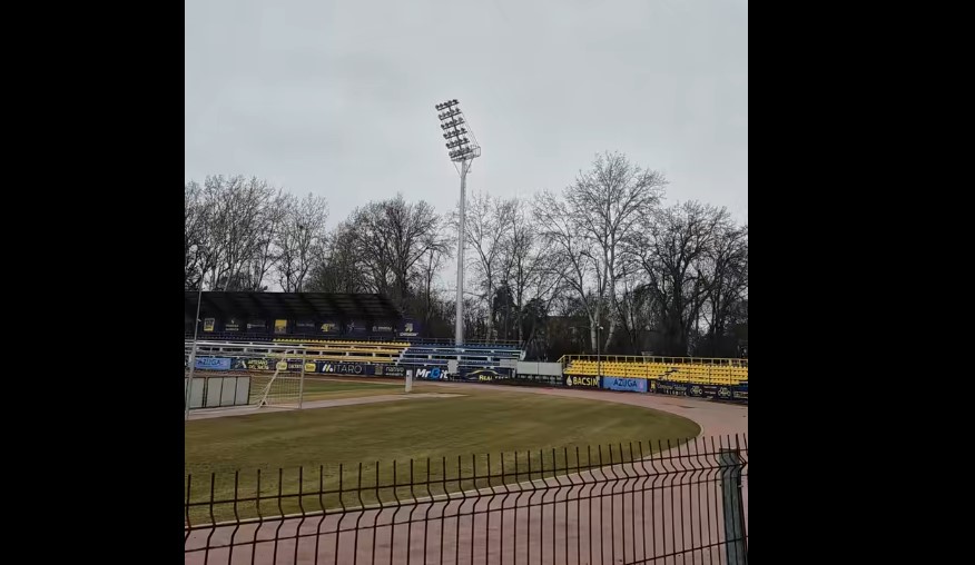 Premieră în România! S a montat nocturna, iar duminică se va juca primul meci