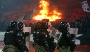 S a dezlănțuit infernul! Suporterii lui Partizan au incendiat peluza la derby ul cu Steaua Roșie