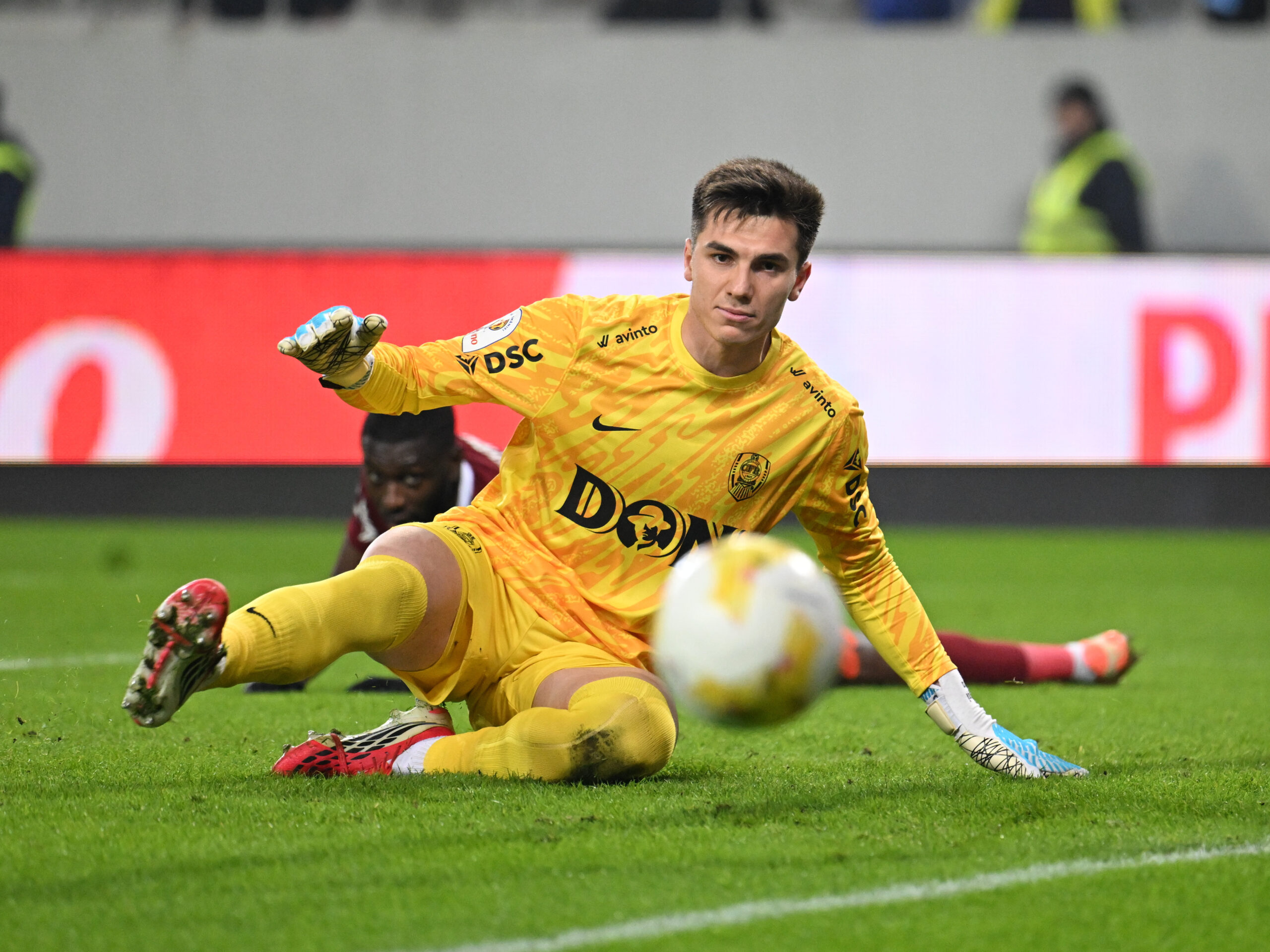 CFR a anunțat ce accidentare a suferit Mihai Popa! Portarul a fost lăsat acasă de Mircea Lucescu