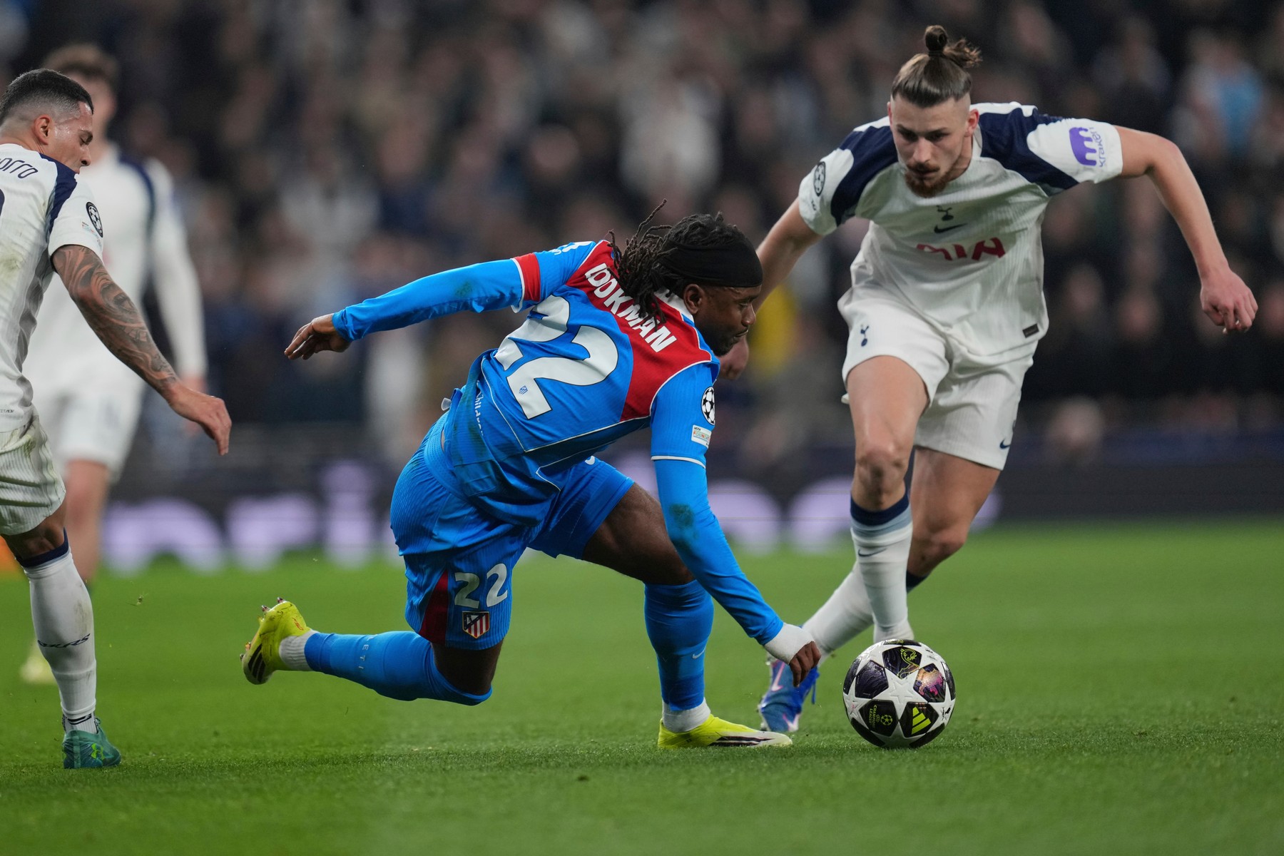 Englezii l au văzut pe Radu Drăgușin în prima repriză cu Atletico și au dat verdictul