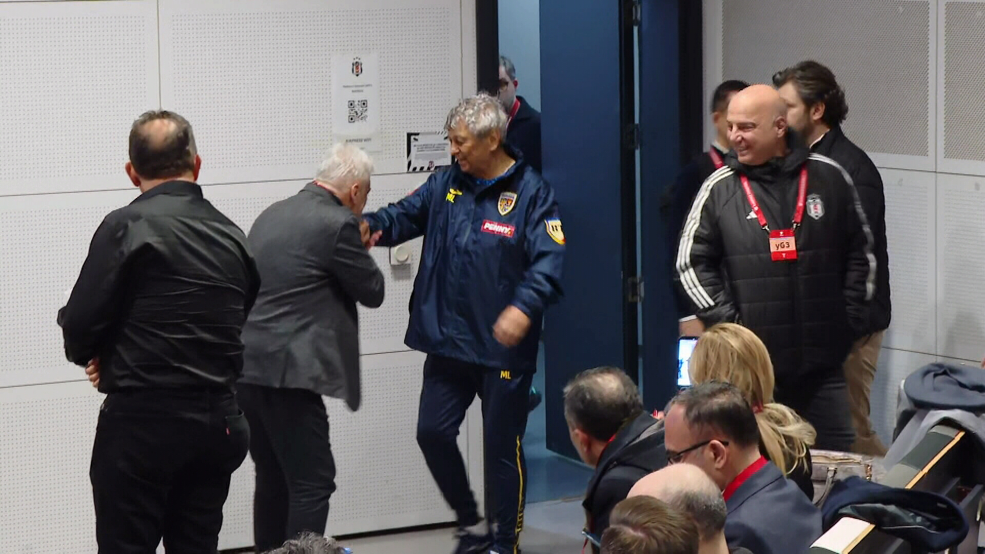 Imaginea serii: i a pupat mâna lui Mircea Lucescu la conferința de presă, înainte de Turcia România