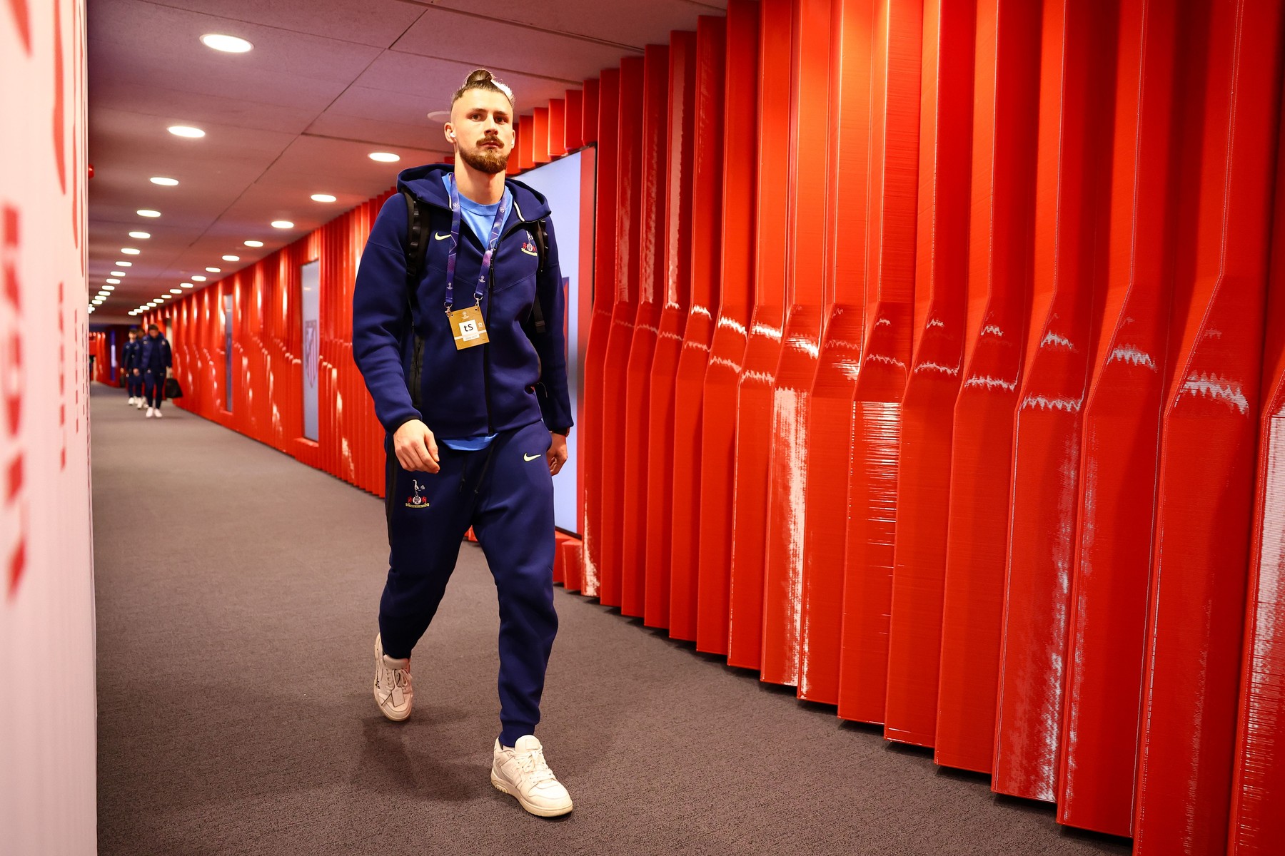 Imaginile spun totul! Cum a fost surprins Drăgușin, în minutul 89 al meciului Atletico Tottenham, la 5 2 pentru spanioli