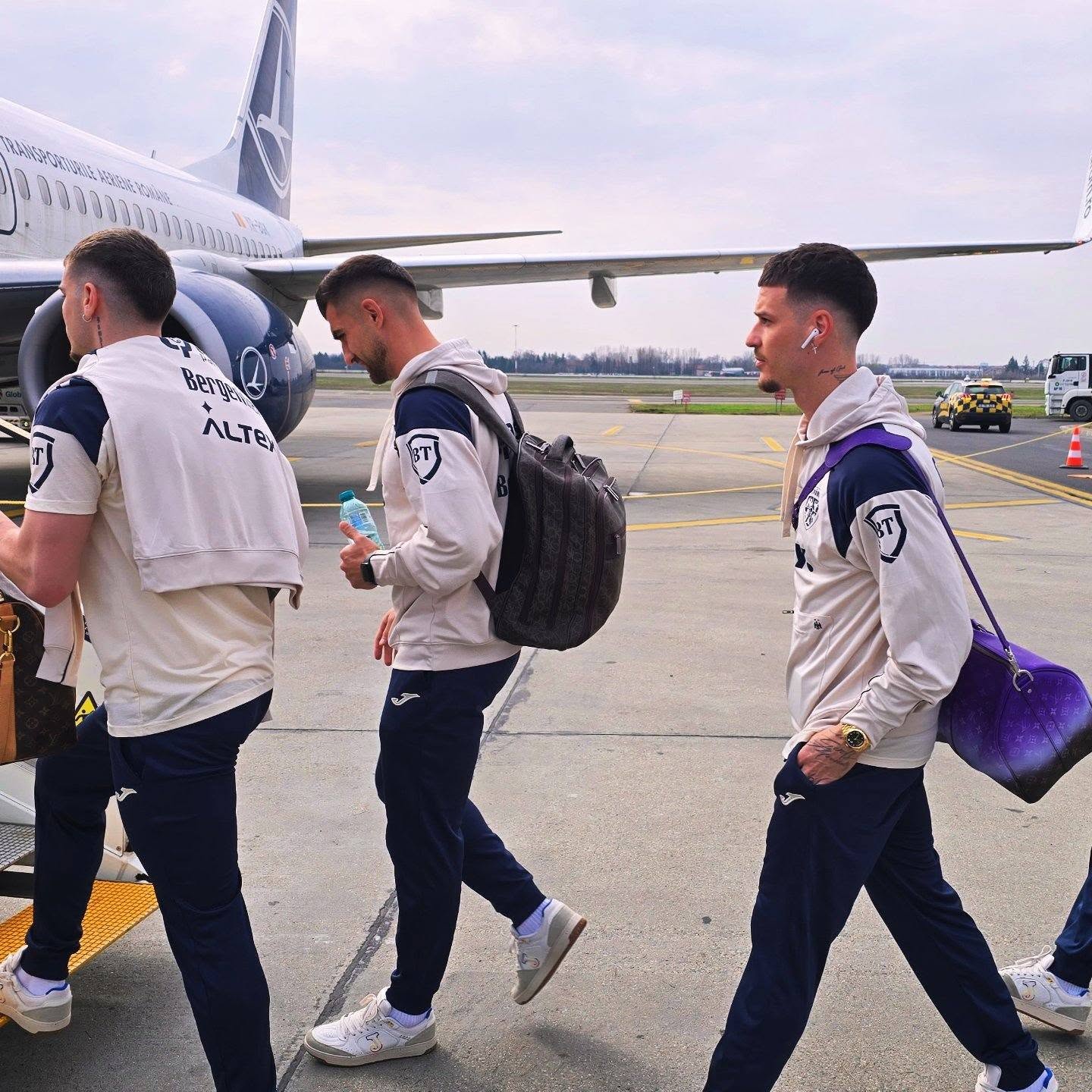 Naționala României a decolat către Istanbul pentru barajul cu Turcia! Ianis Hagi și Dennis Man au atras atenția