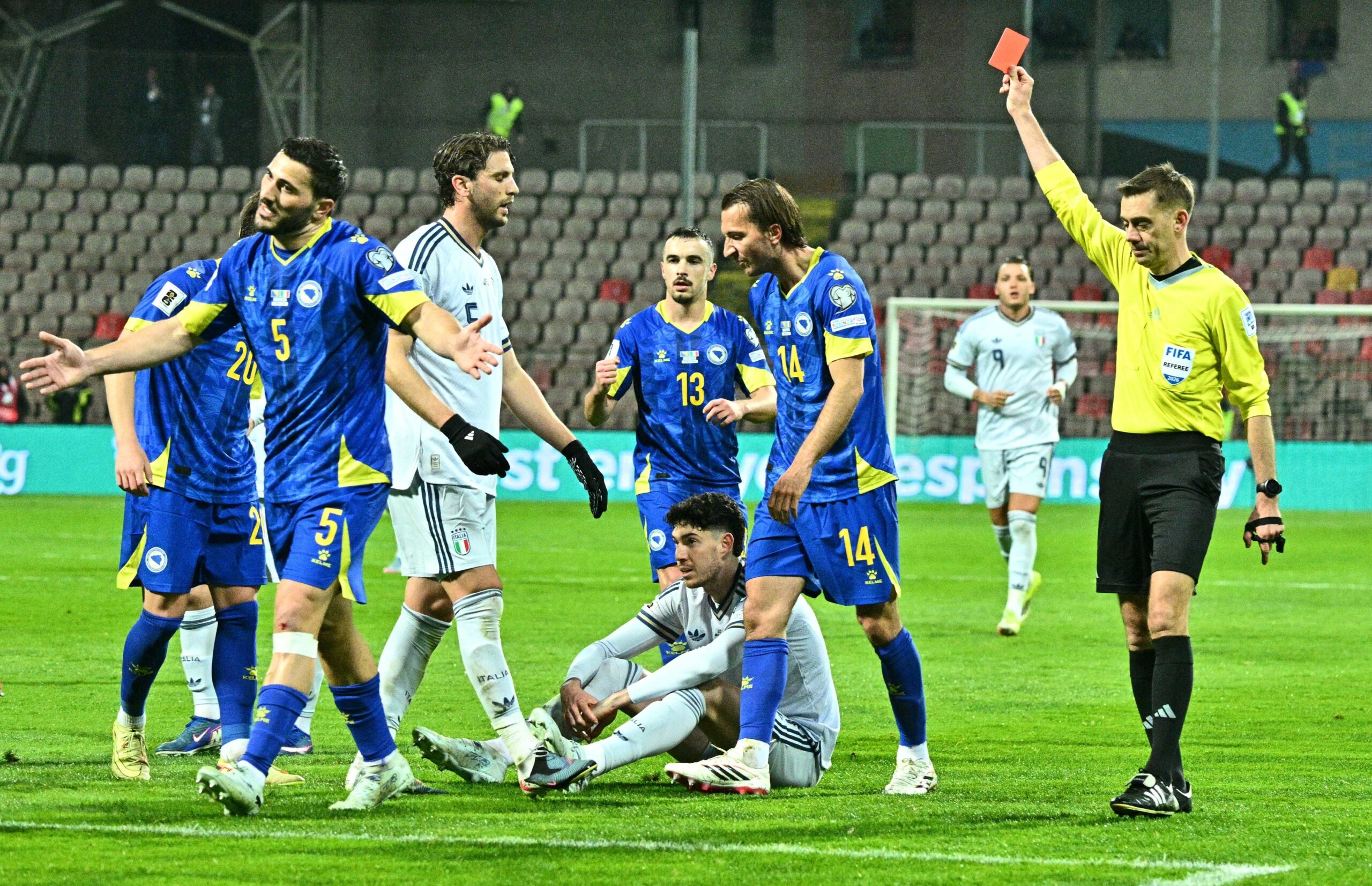 ROȘU direct! Jucătorul lui Cristi Chivu, eliminat la Bosnia Italia
