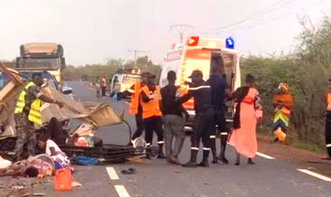 Tragedie! Autocarul unei echipe de fotbal a făcut accident grav cu un tir staționat pe margine