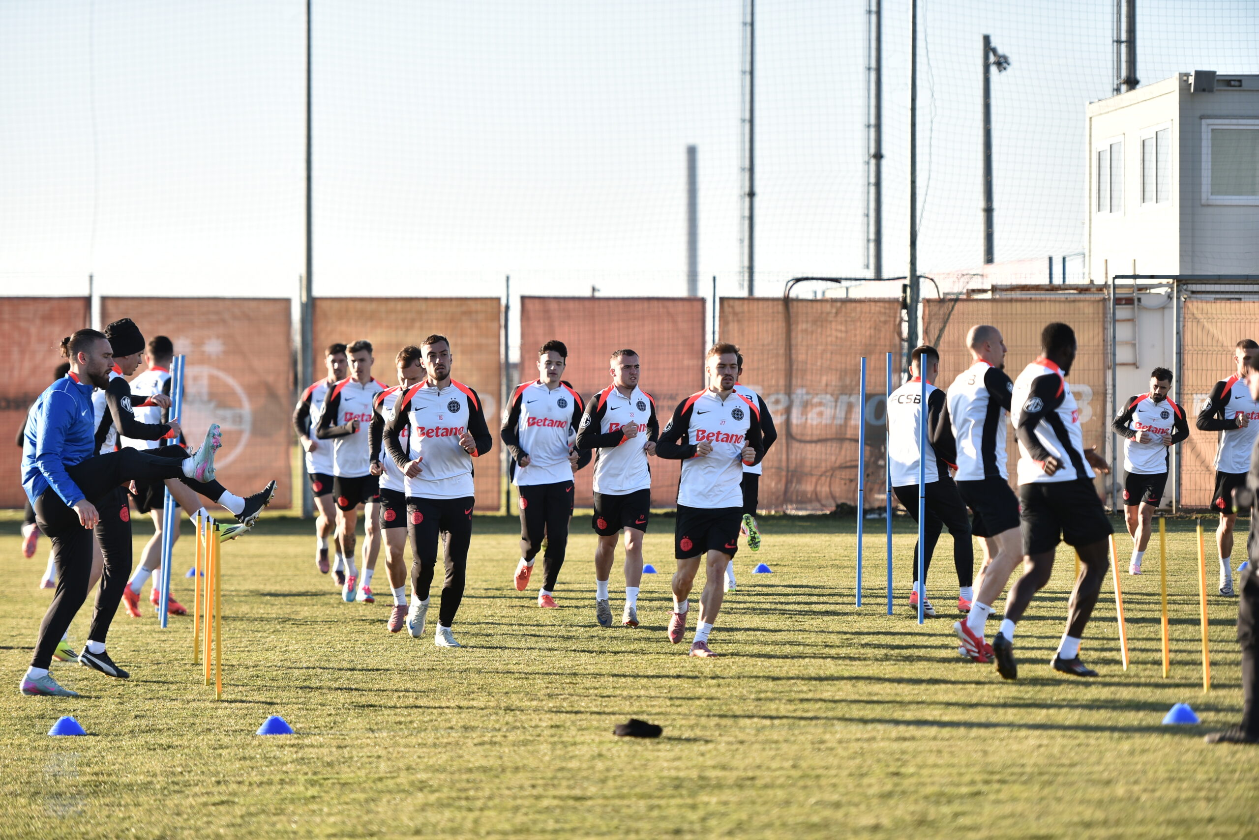 Un fotbalist de la FCSB s a operat, înaintea meciului cu Botoșani! Cum a apărut la antrenamente