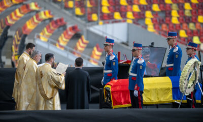 A îngenuncheat în fața sicriului lui Mircea Lucescu