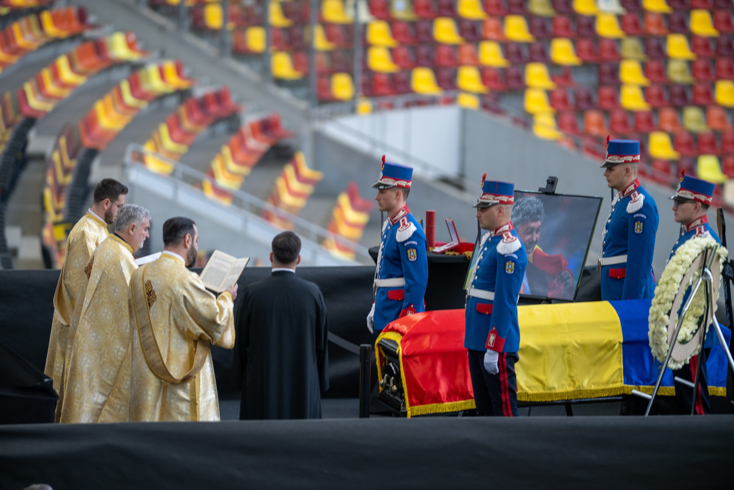 A îngenuncheat în fața sicriului lui Mircea Lucescu