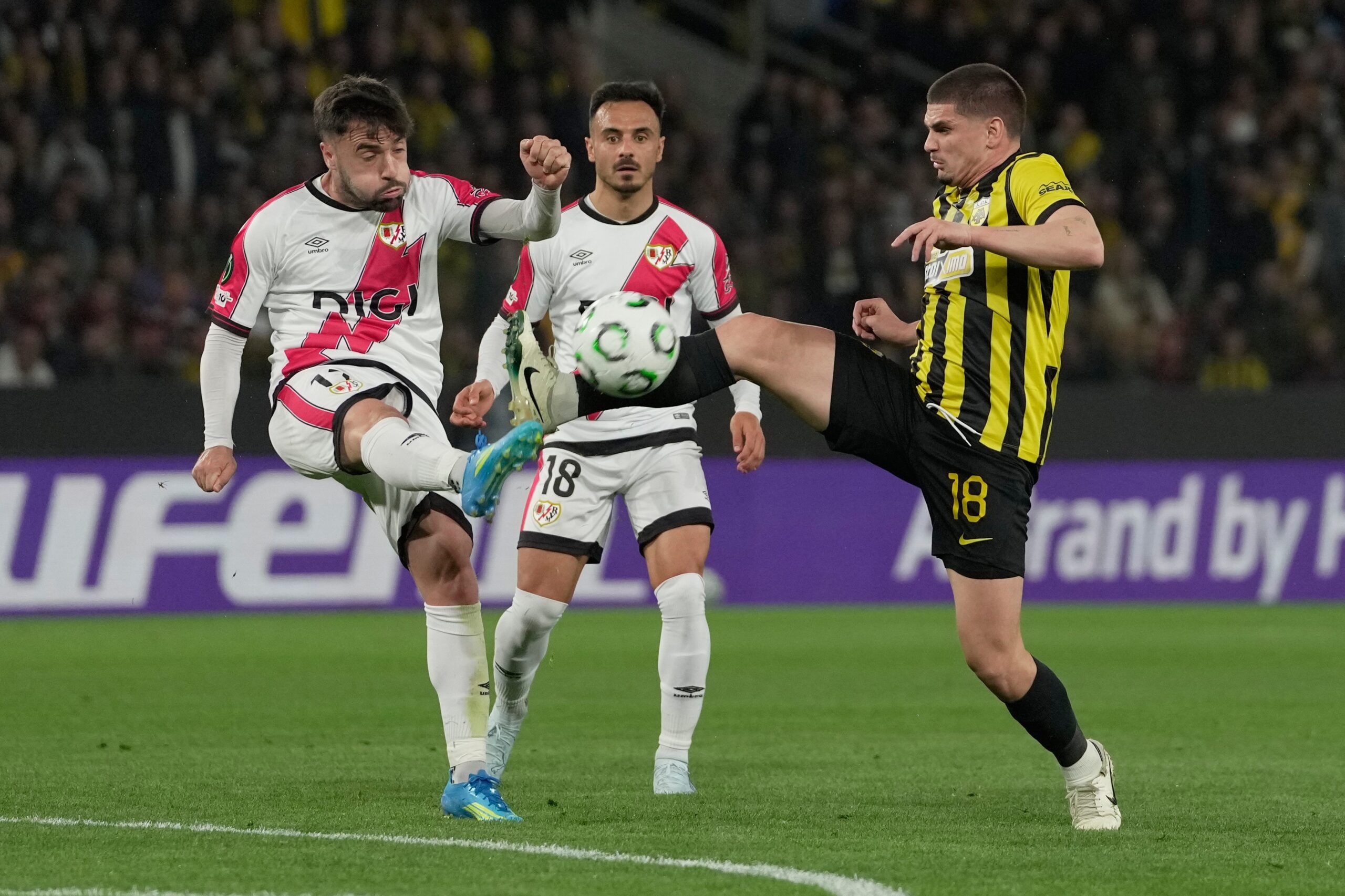 AEK Atena Rayo Vallecano 3 1 | Echipa lui Marin nu a reușit minunea, iar trupa lui Rațiu merge în semifinale!