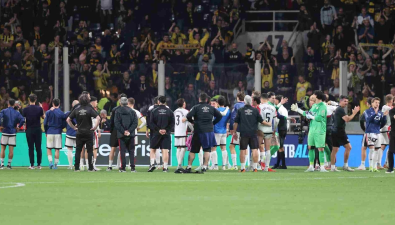 Andrei Rațiu și colegii de la Rayo, gest superb făcut pe teren după ce au eliminat AEK ul lui Răzvan Marin!