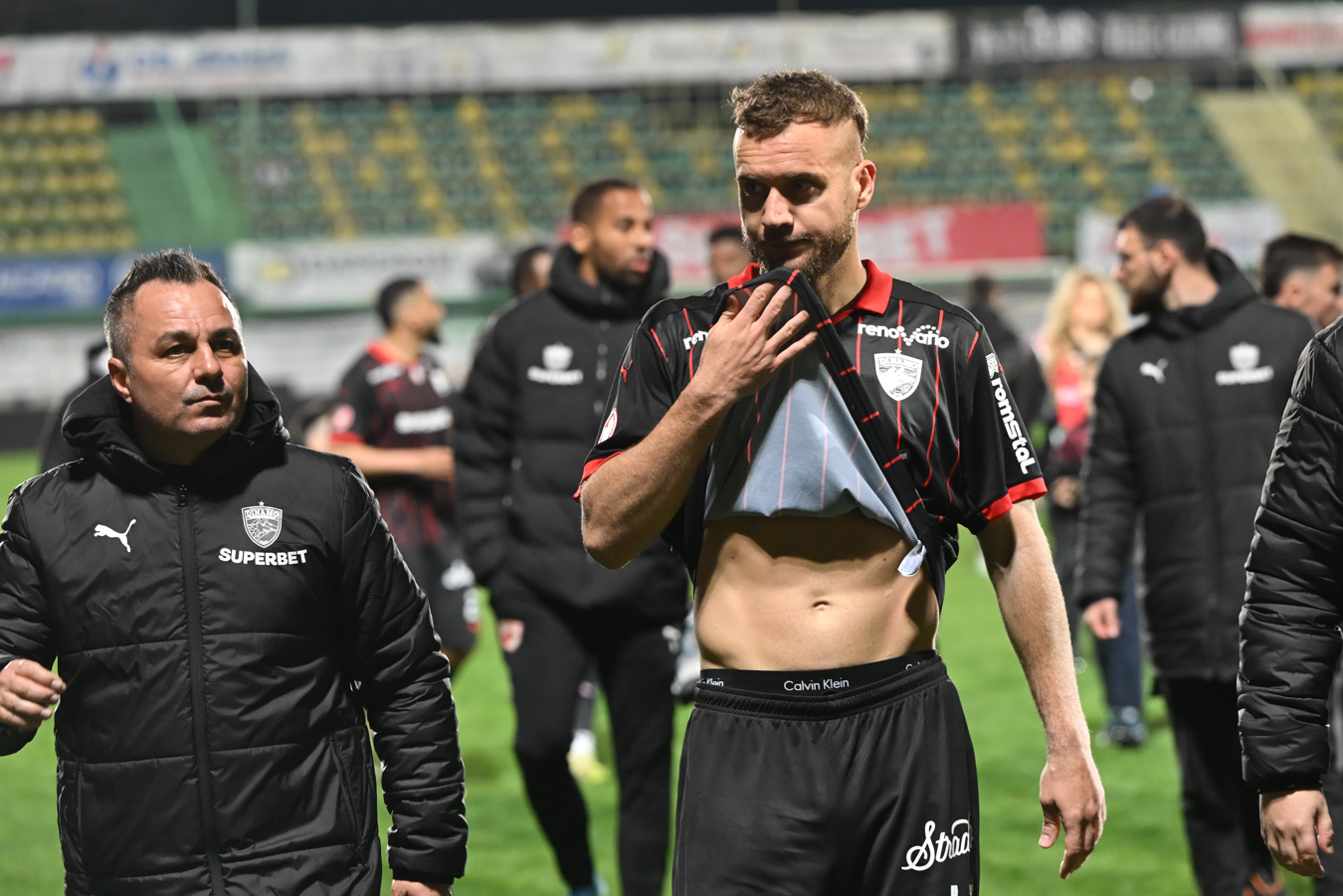 Ce le au strigat suporterii jucătorilor de la Dinamo, după ce ”Haita” nu a mai câștigat de 6 meciuri