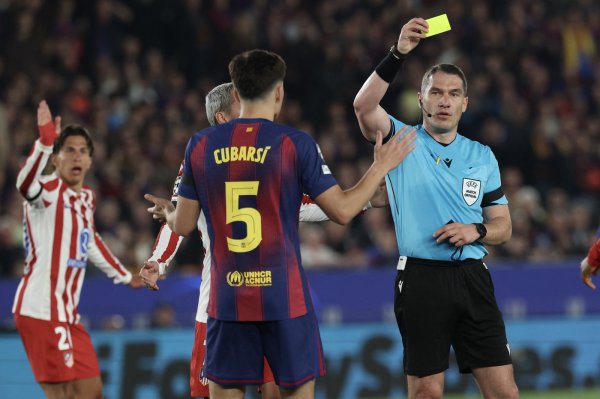 Jucătorii lui Atletico Madrid s au năpustit asupra lui Istvan Kovacs, după decizia controversată din meciul cu Barcelona