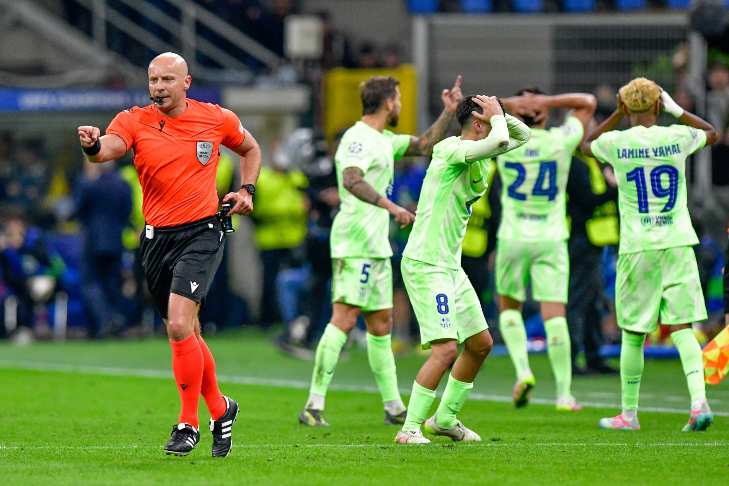 La un an de la Inter Barcelona, Szymon Marciniak a recunoscut că a greșit: ”Deciziile au fost în favoarea lor”