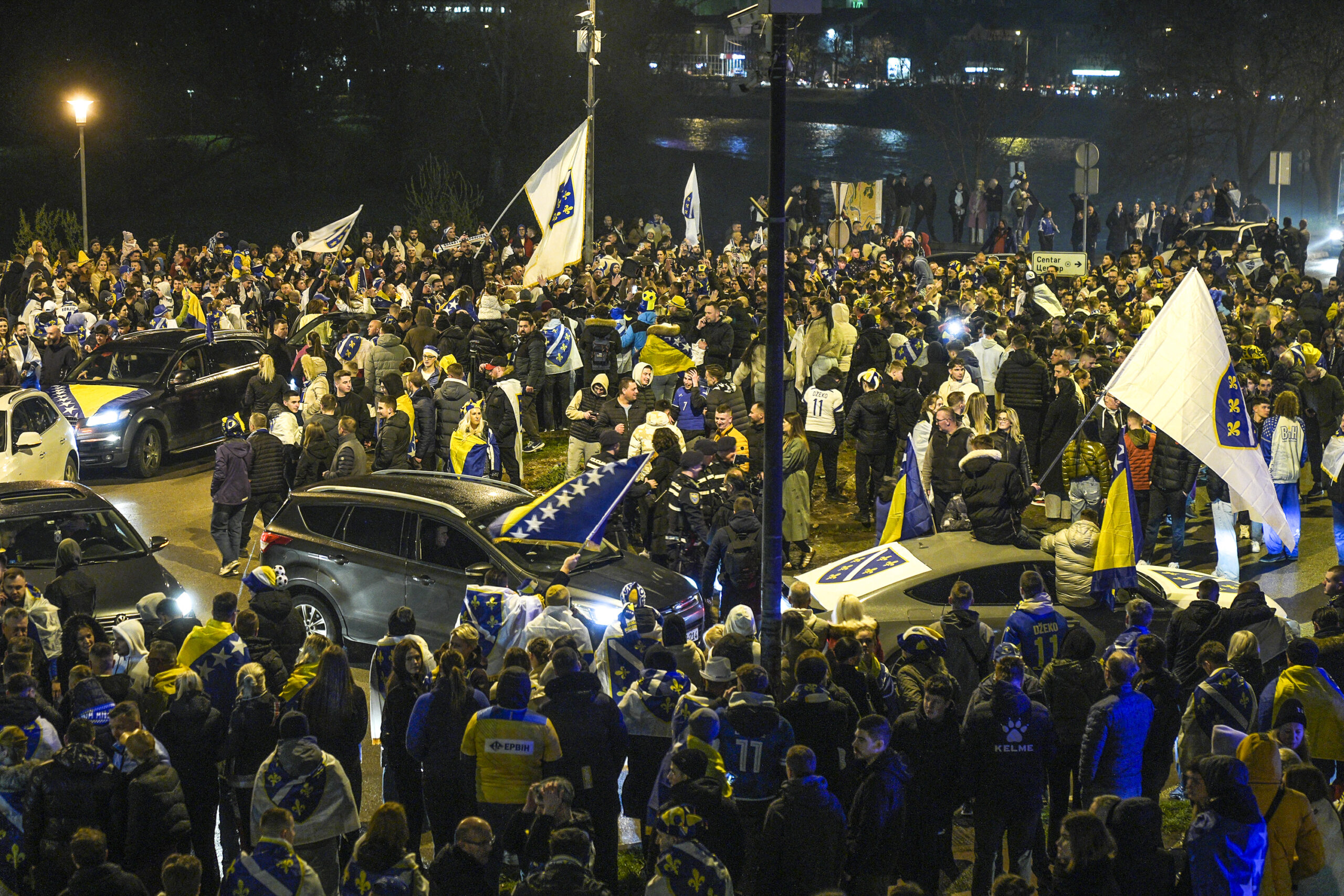 Nebunie în Bosnia! Mii de oameni au ieșit în stradă, după eliminarea Italiei și calificarea la Cupa Mondială