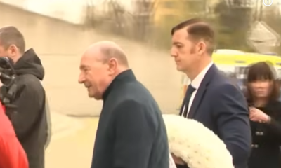 Traian Băsescu a scris un singur cuvânt pe coroana depusă la catafalcul lui Mircea Lucescu