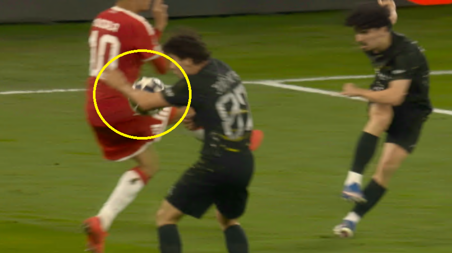 ”Arbitrul și a pierdut mințile!” Sau nu? Ce spune regulamentul în cazul fazei în care mingea l a lovit CLAR în mână pe Neves