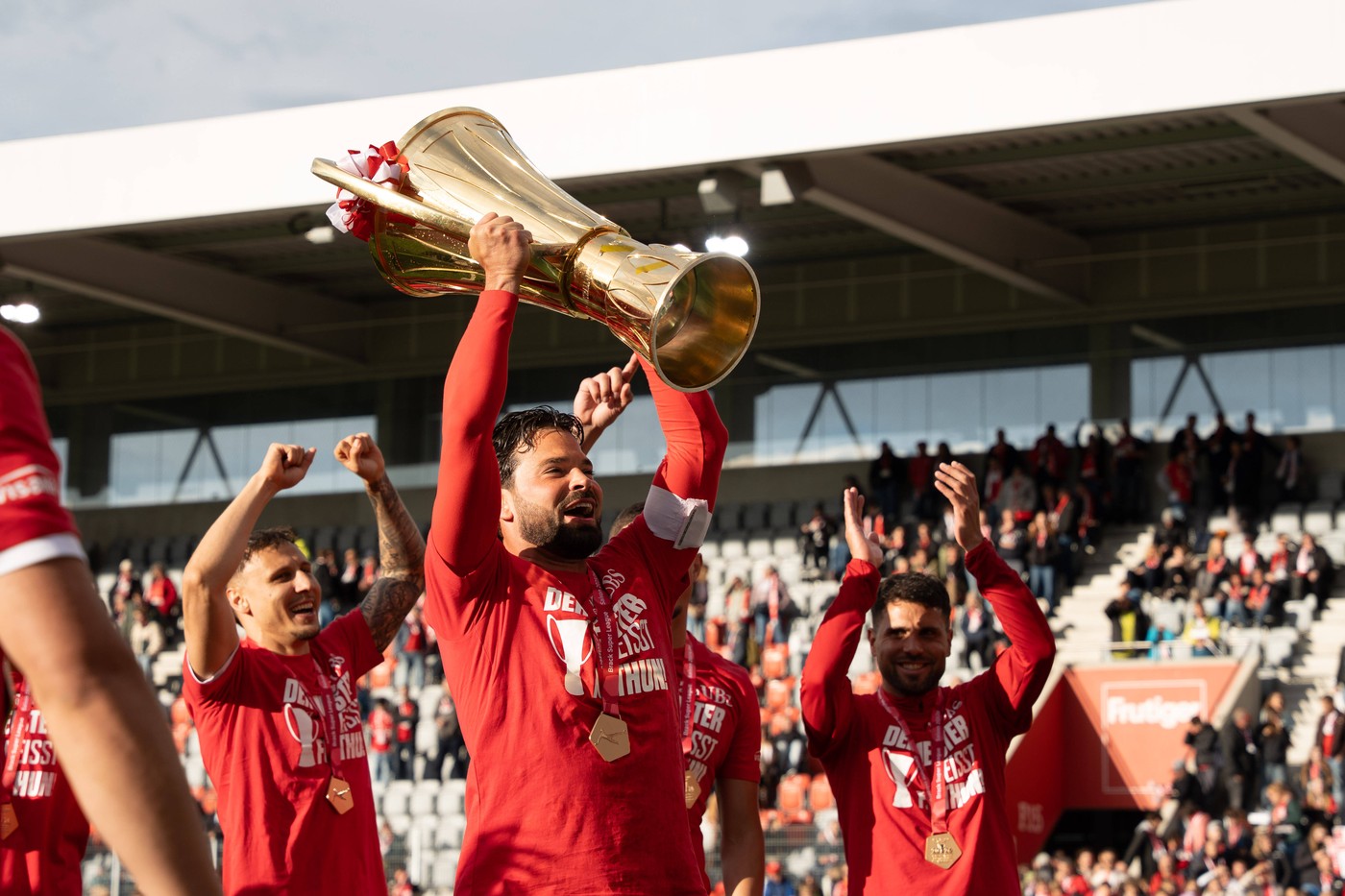 Au ridicat trofeul de campioni, după un neverosimil 3 8 în fața propriilor fani