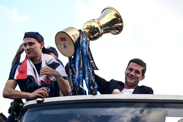 Imagini fabuloase din autocar! Chivu și a pus casca înapoi și a sărbătorit eventul câștigat cu Inter