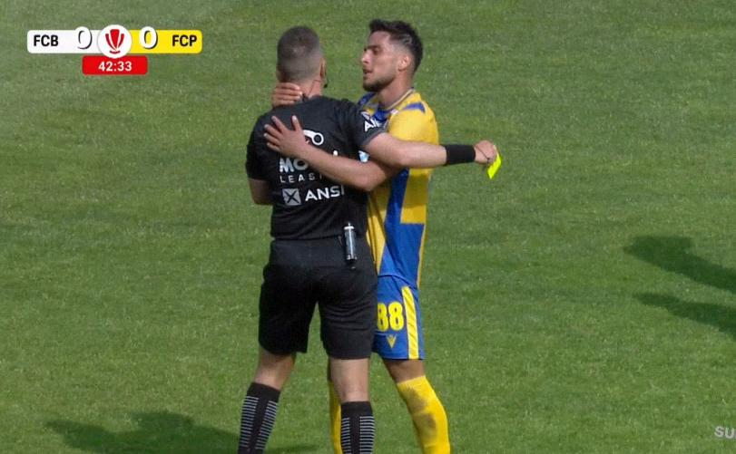 Marco Dulca s a dus direct la Szabolcs Kovacs, după ce i a dat galben! Ce a urmat