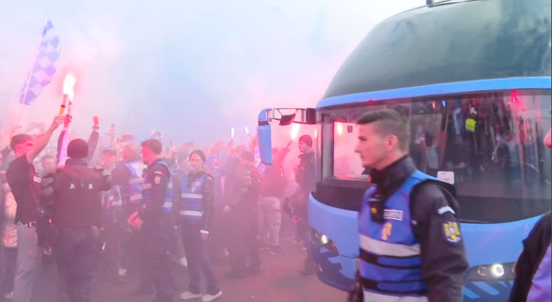 Nebunie la Craiova! Mii de oameni au așteptat autocarul oltenilor cu torțe și fumigene