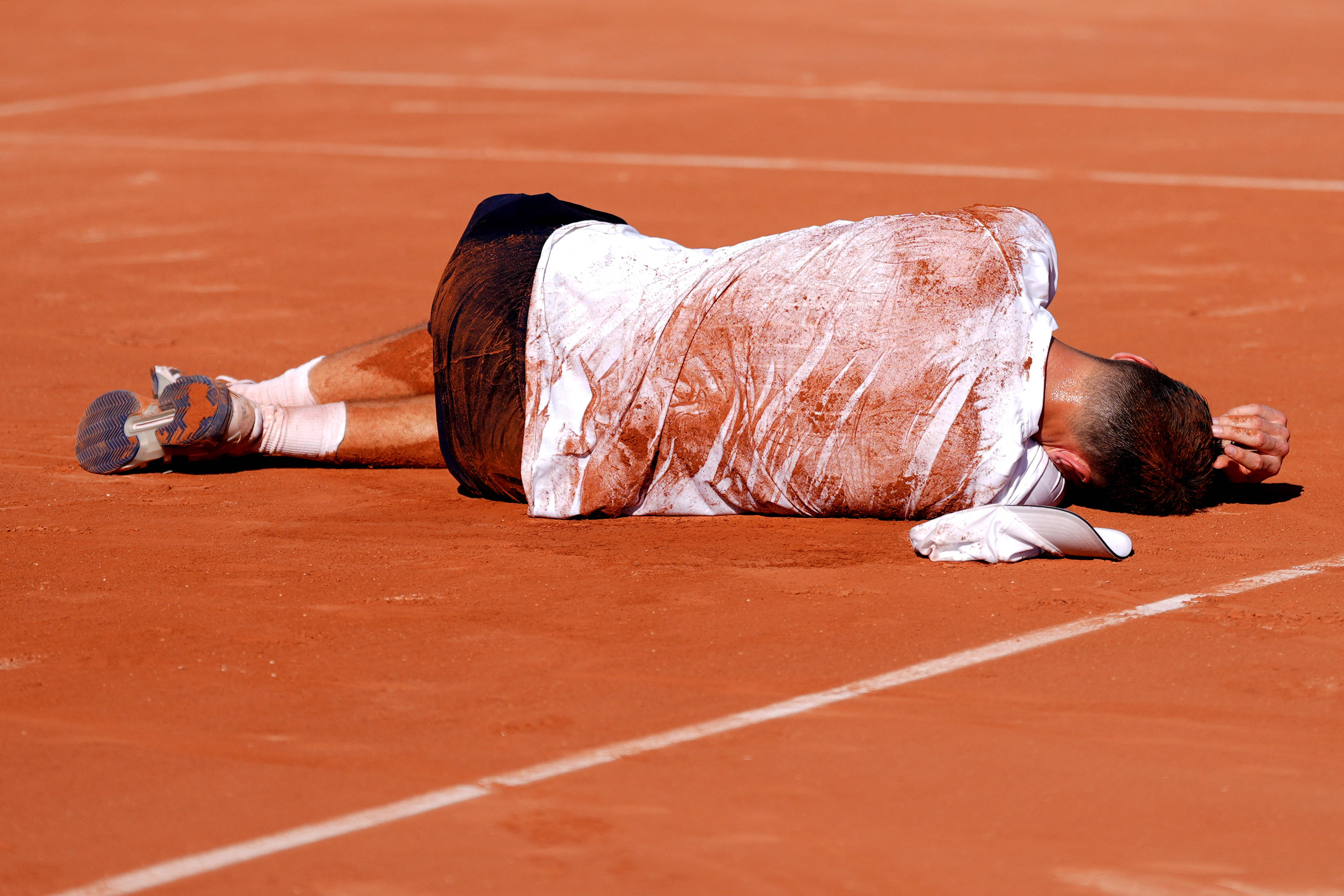 Scene dramatice la Roland Garros! S a prăbușit pe teren, după meciul care a durat aproape 5 ore