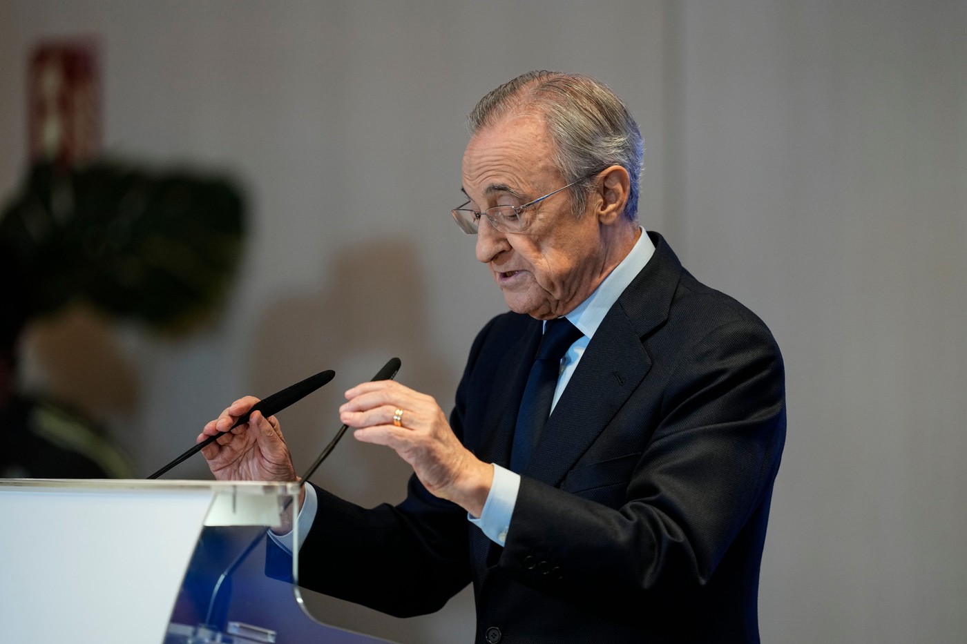 În miez de noapte, Florentino Perez i a anunțat pe amândoi la Real Madrid: ”Unul dintre cei mai mari fundași din lume”