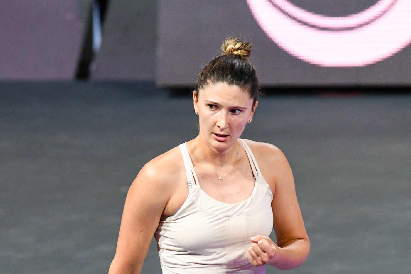 Irina Begu Karolina Muchova LIVE VIDEO 18:30, DGS 2 / Gabriela Ruse Anna Kalinskaya 7 5, 6 2, turul doi la Homburg