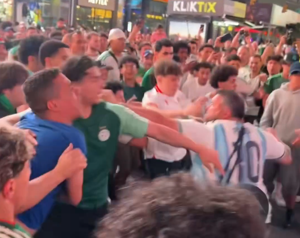 S au luat la bătaie în Times Square, înainte de meciul favoritelor de la Mondial