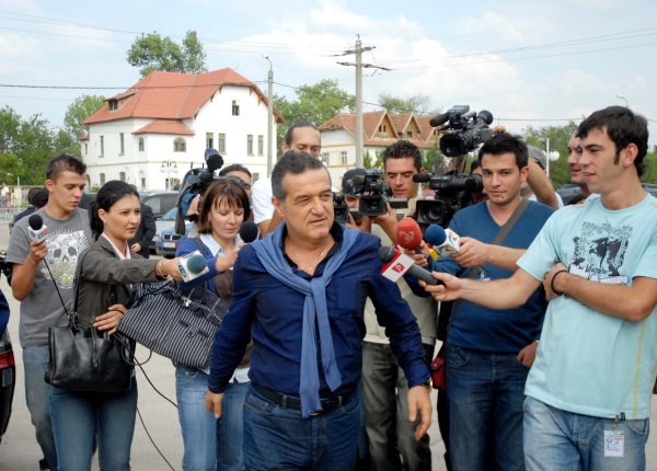 Terorizat de un cămătar, Gigi Becali a luat o decizie neașteptată: ”Nu sunt mândru!”