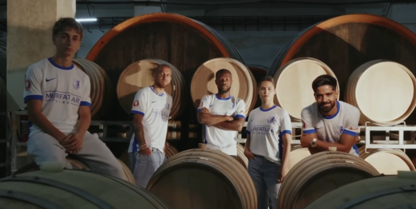 Farul și a prezentat noile echipamente, printre butoaiele de vin