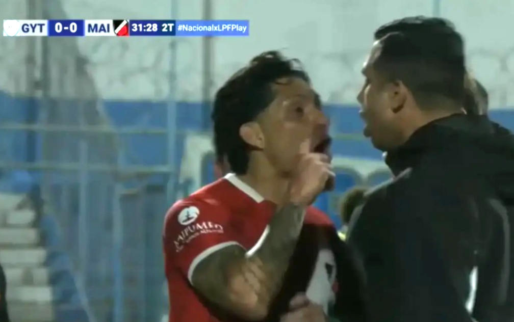L a numit "hoț" pe arbitru și mai apoi l a scuipat