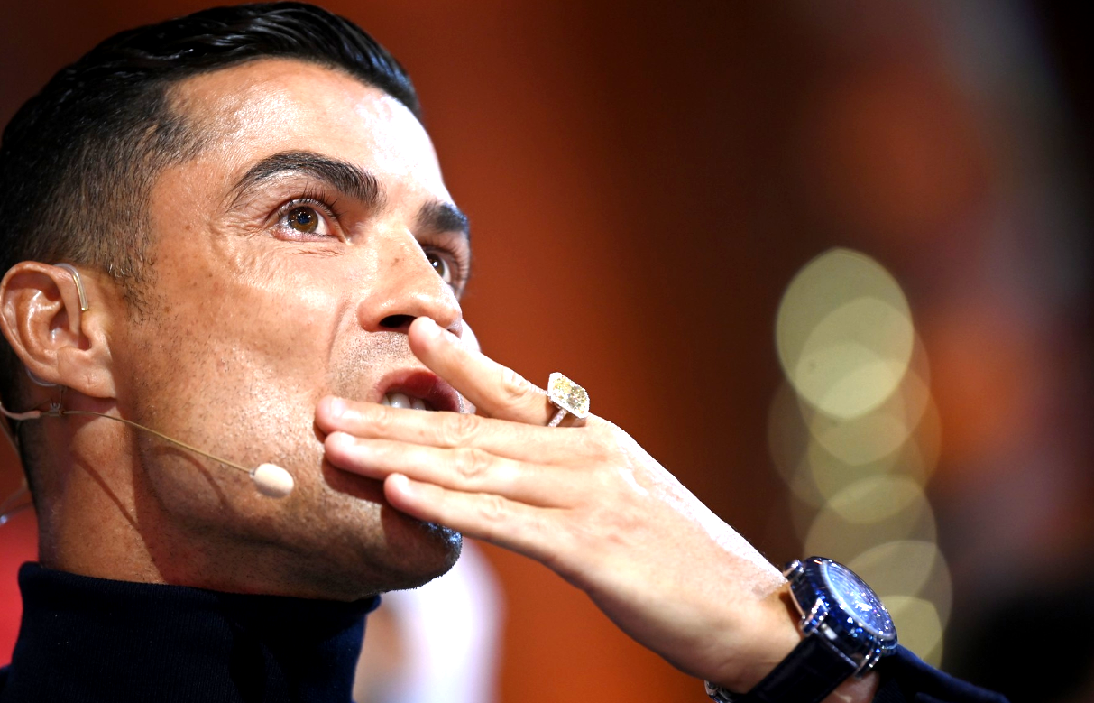 L a văzut "pe viu" pe Cristiano Ronaldo și a spus o direct: "Chiar dacă i se văd pătrățelele"