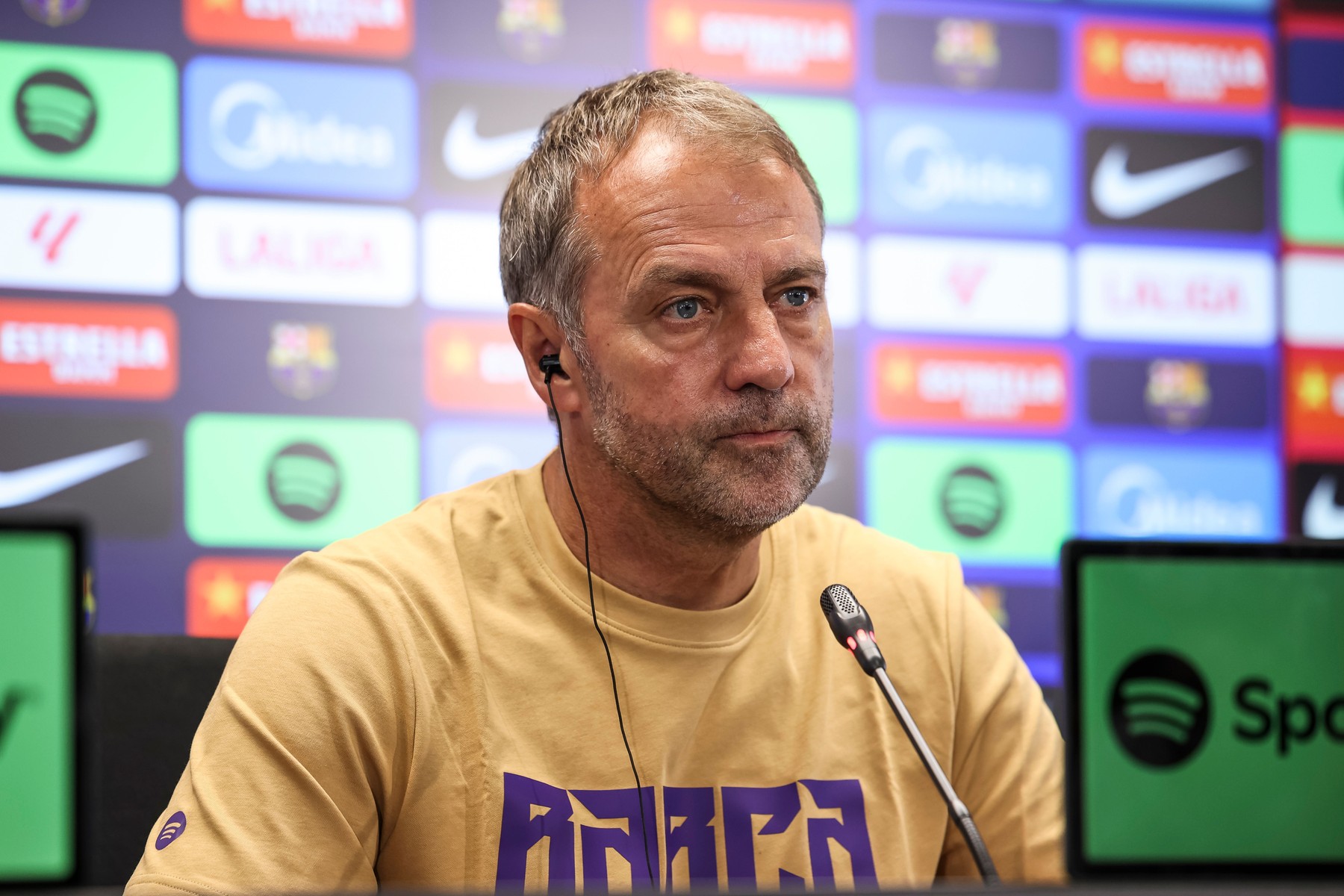 OUT! Hansi Flick i a zis în față unui jucător de la Barcelona: ”Mai bine stai acasă”